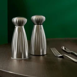 Robert Welch Salt- og peberkværne Palm Satin Medium med bakke Sæt